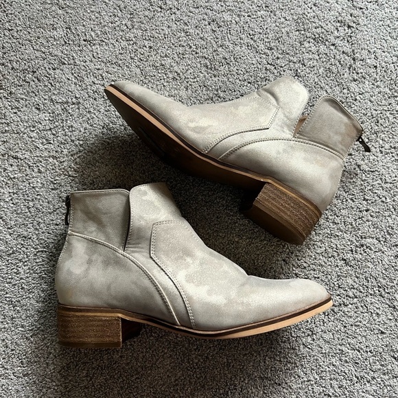 Boutique By Corkys Women’s Size 9 Curry Gold Metallic Booties Ankle Boots - Picture 1 of 6